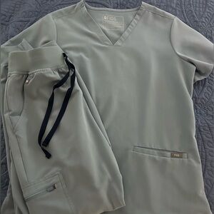 Figs Technical Collection V-Neck Scrub Top + Joggers (size small)